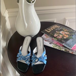 Darling Blue and white Naturalizer size 7! 💙